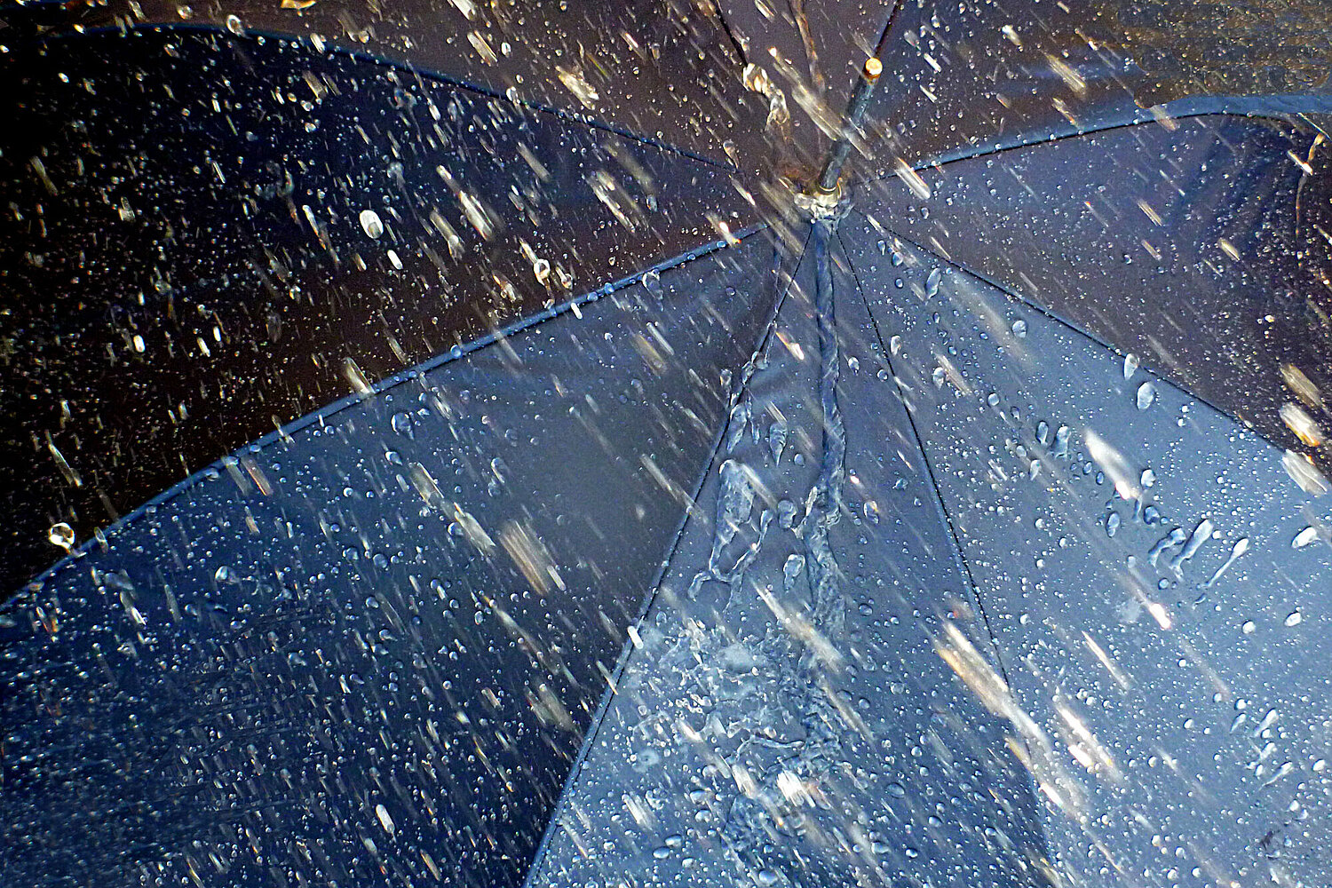 Foto Regenschirm im Regen