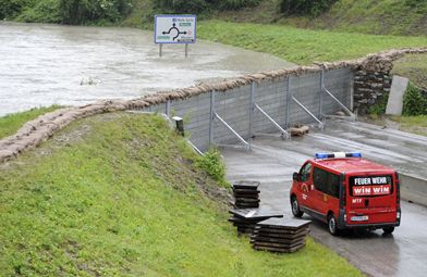 Hochwasser mit Feuerwehrauto