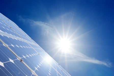 Sonne scheint auf Photovoltaik-Anlage