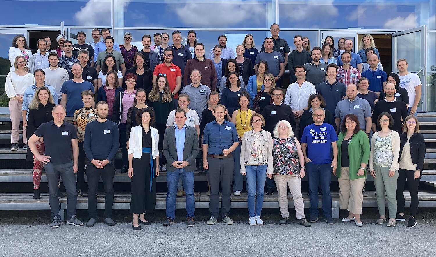 Gruppenbild aller teilnehmenden KLAR!-Manager:innen mit Vertreter:innen des Klima- und Energiefonds, des BMK und des Umweltbundesamtes. Gruppenbild aller teilnehmenden KLAR!-Manager:innen mit Vertreter:innen des Klima- und Energiefonds, des BMK und des Umweltbundesamtes.