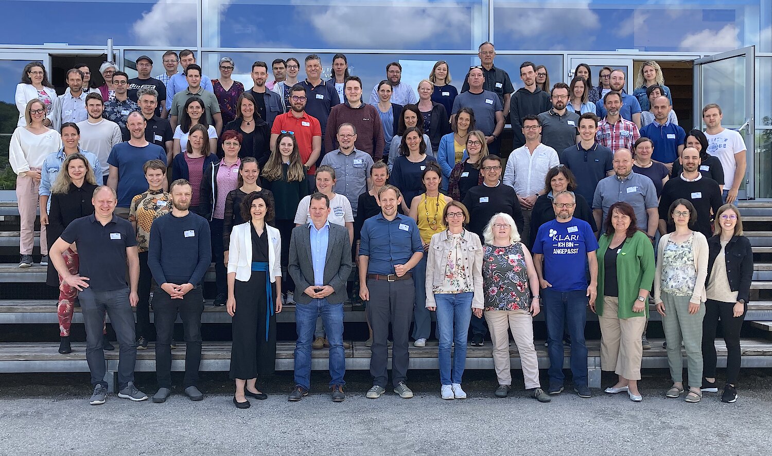 Gruppenbild aller teilnehmenden KLAR!-Manager:innen mit Vertreter:innen des Klima- und Energiefonds, des BMK und des Umweltbundesamtes. 