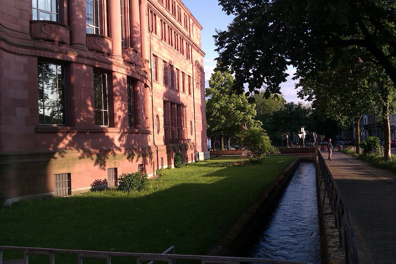 Schattiger Weg an Kanal entlang