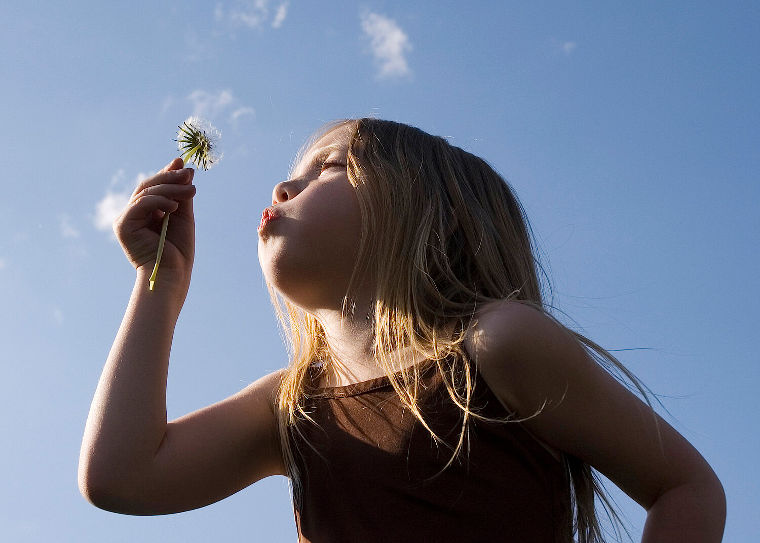 Foto Kind mit Dotterblume