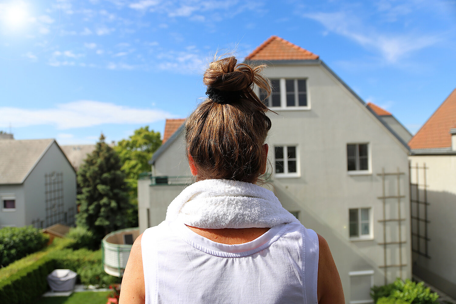 Foto Frau mit Handtuch am Hals wegen Hitze 