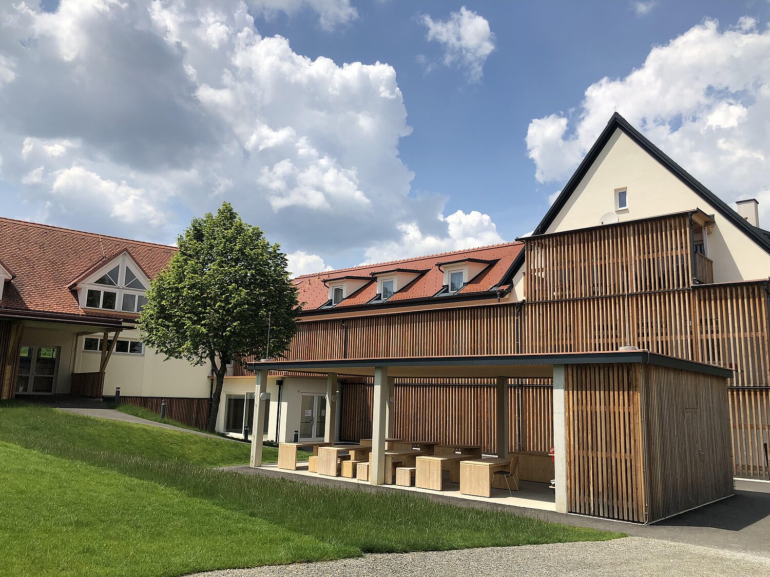 Beschattete Freiluftklasse der VS Pirching