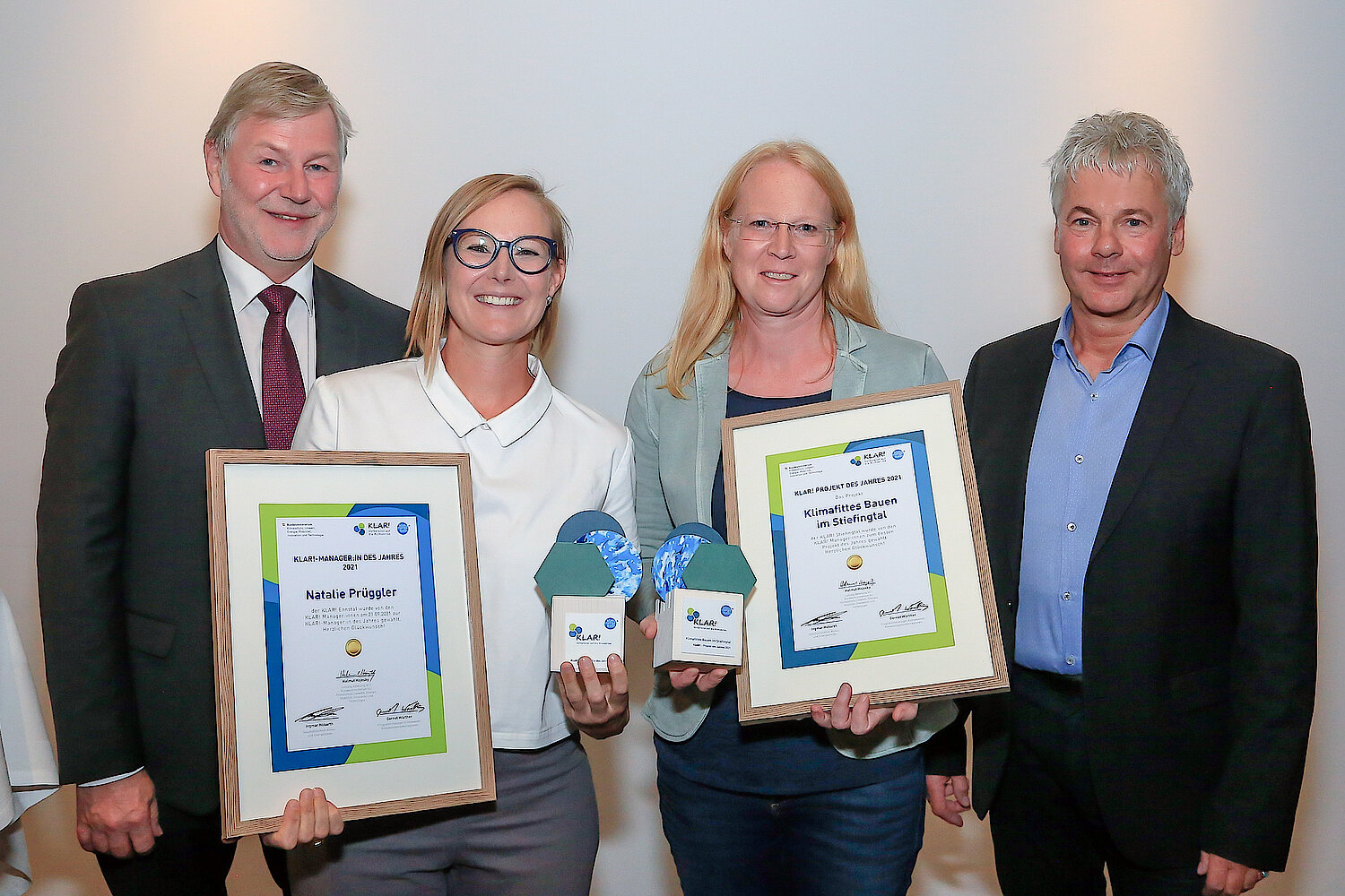 Helmut Hojesky (BMK), KLAR! Managerin des Jahres Natalie Prüggler, Isabella Kolb-Stögerer (Managerin der KLAR! Stiefingtal) und Ingmar Höbarth (Geschäftsführer Klima- und Energiefonds) bei der Preisverleihung.