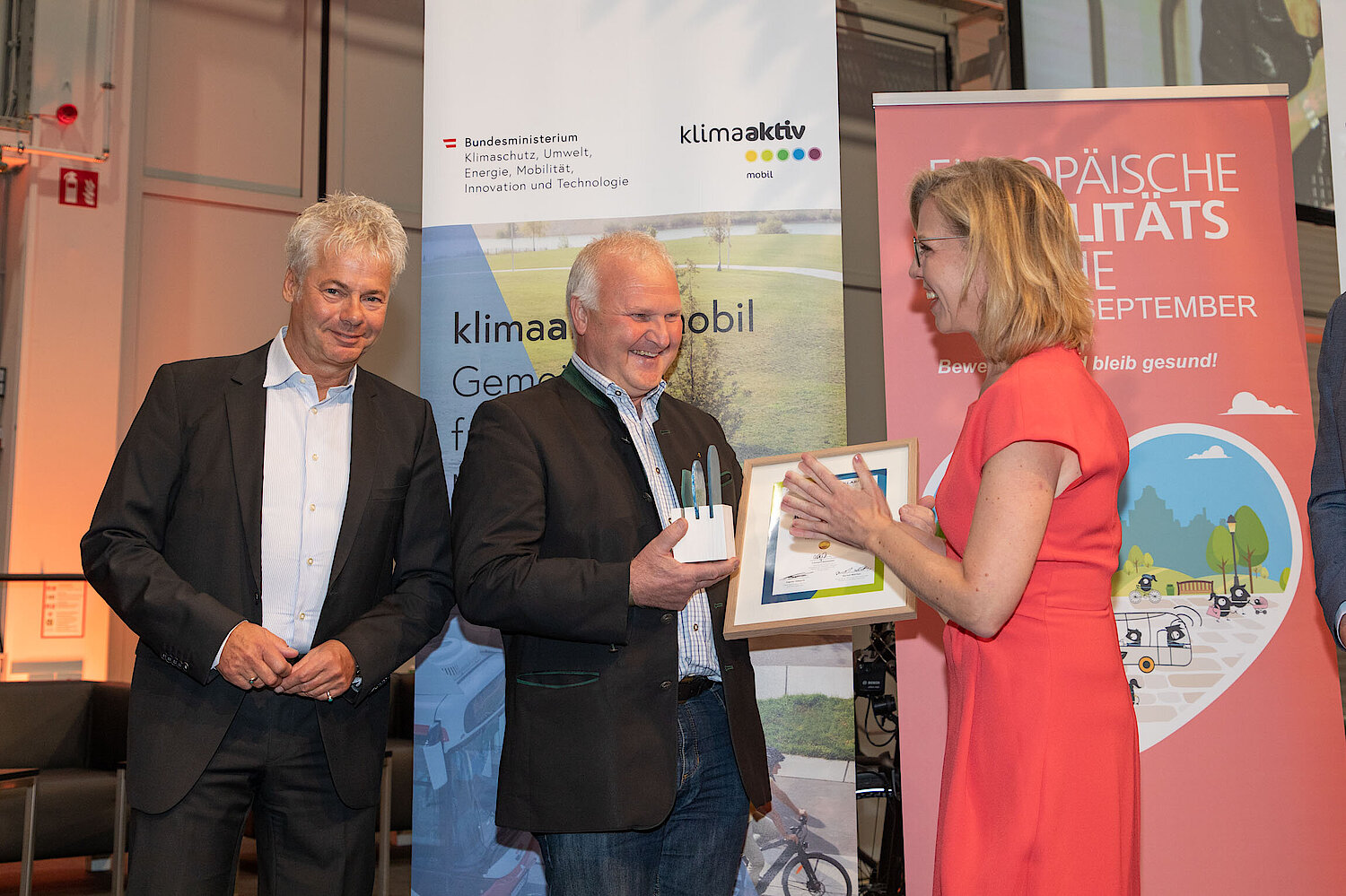 Preisverleihung für das KLAR! Projekt des Jahres beim Gemeindetag mit Ingmar Höbarth (Geschäftsführer Klima- und Energiefonds), Wolfgang Neubauer (Obmann der KLAR! Stiefingtal, Bgm. St. Georgen an der Stiefing) und Klimaschutzministerin Leonore Gewessler (BMK).