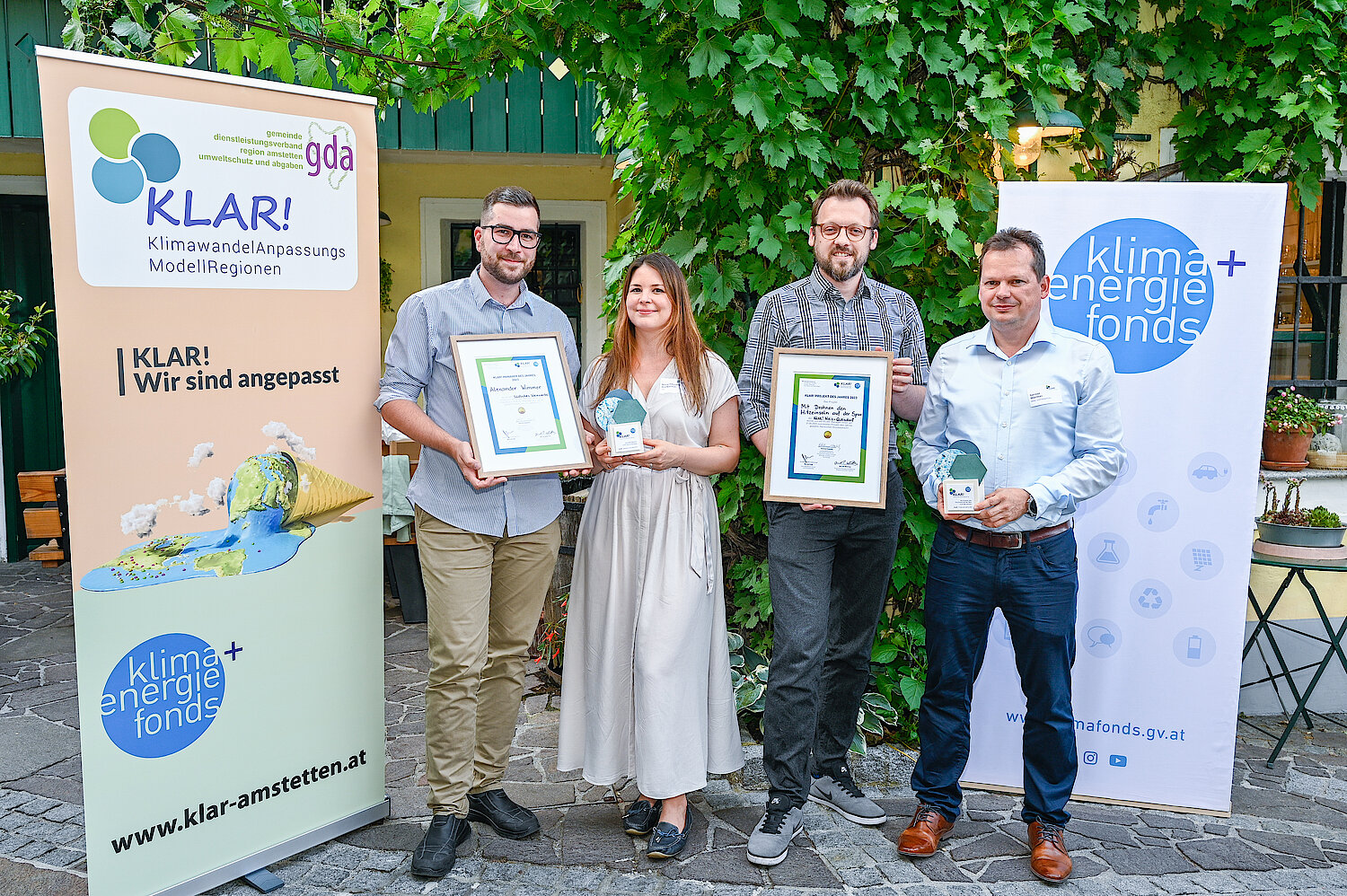 Auf dem Bild sind vier Personen zu sehen: Alexander Wimmer (KLAR!-Manager des Jahres 2023; KLAR! Südliches Weinviertel), Marie-Christine Hopfgartner (BMK), Christian Hütter (KLAR! Weiz-Gleisdorf) und Gernot Wörther (stv. Geschäftsführer Klima- und Energiefonds)