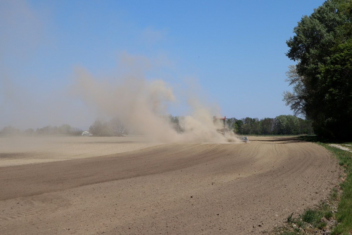 Traktor beackert trockenes Feld