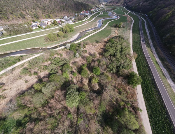 Luftaufnahme von naturnahem Rückhaltebecken