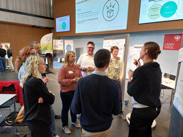 Gruppe diskutiert beim Adaptathon