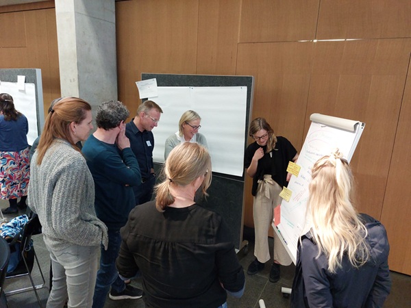 Gruppe diskutiert beim Adaptathon