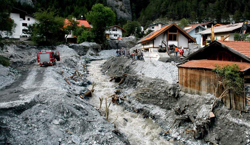 Murenabgang und zerstörte Häuser