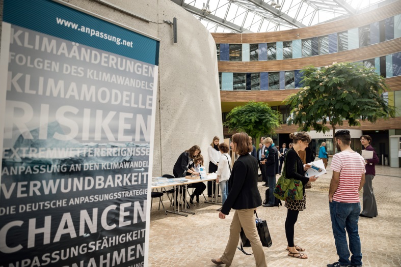 Menschen auf Straße unterhalten sich