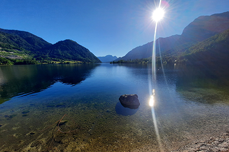 Die Sonne spiegelt sich im Grundlsee