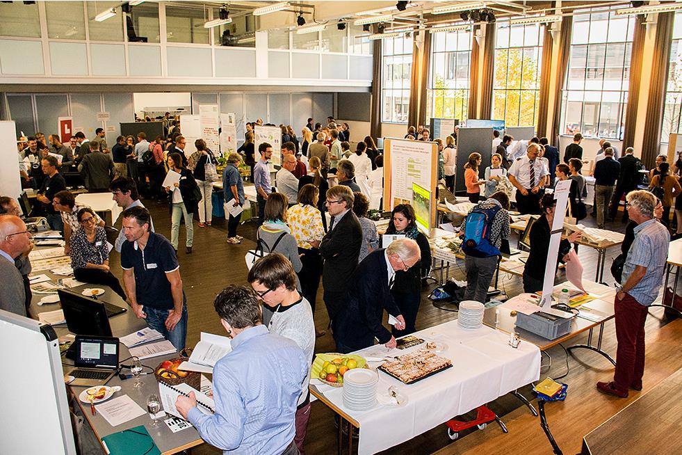 „Tischmesse“ mit den Pilotprojekten Veranstaltungssaal mit Teilnehmerinnen und Teilnehmern