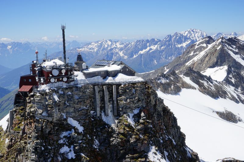 Das Sonnblick-Observatorium. In der Bildmitte sind drei der stabilisierenden Stahlbetonpfeiler sichtbar.