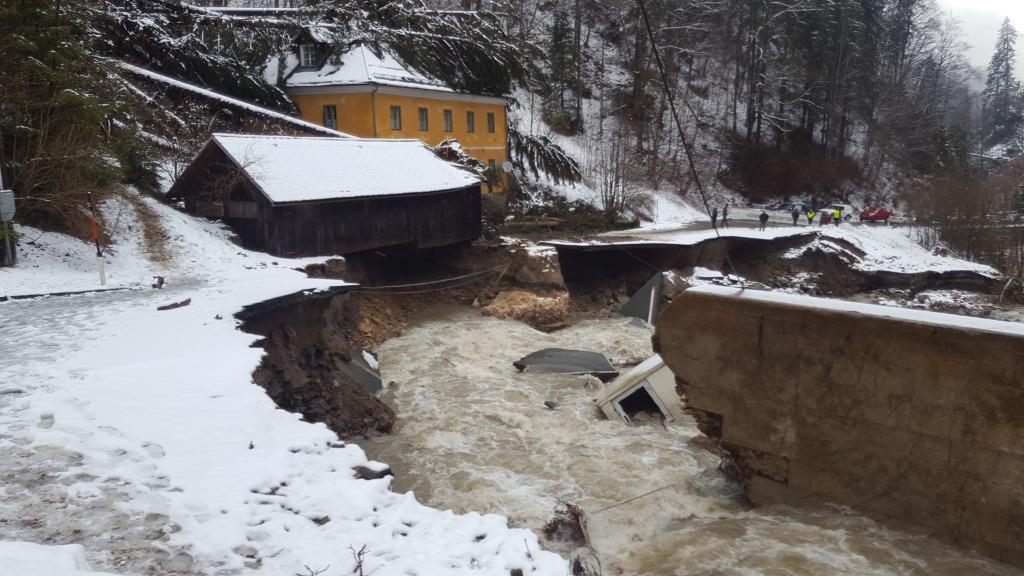 Die Seeberger Bundesstraße wurde bei einem Unwetter im Dezember 2017 weggespült.