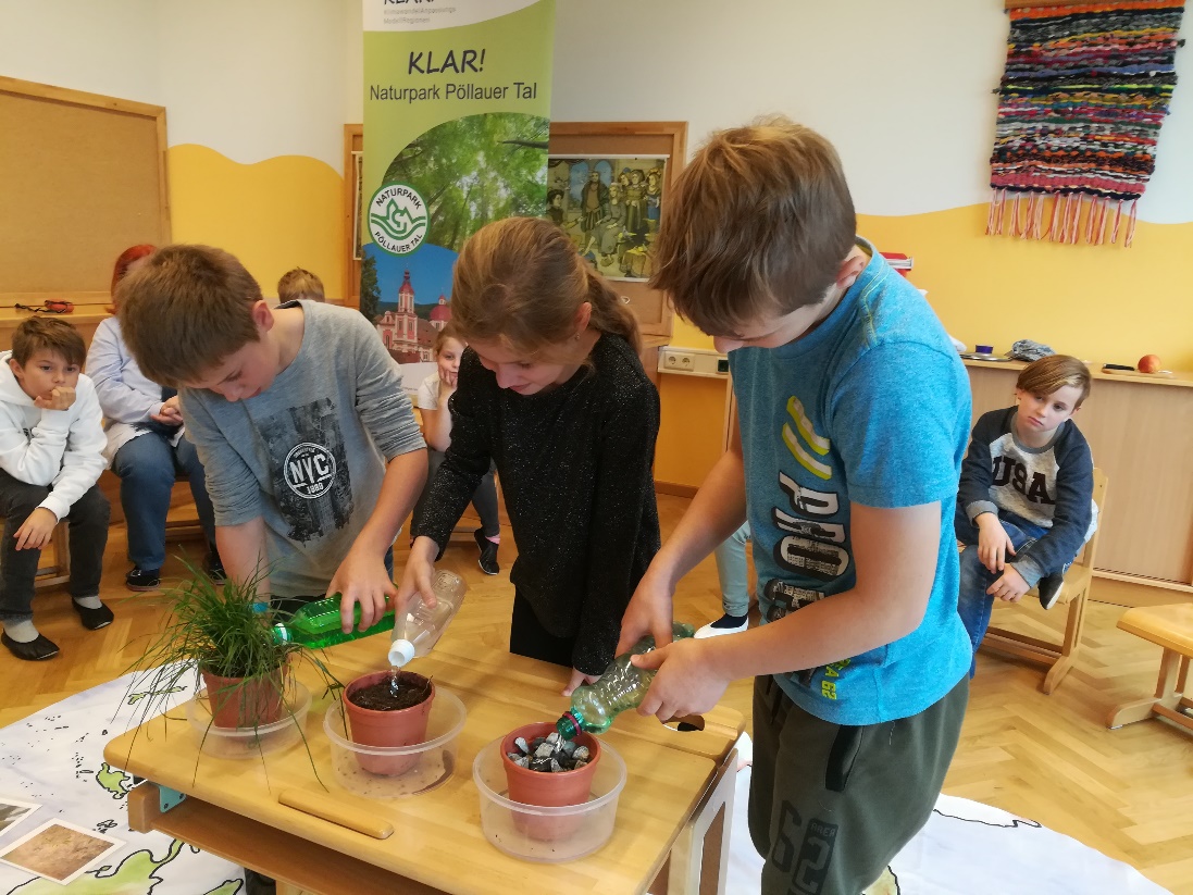 Experiment zu den Themen Boden und Trockenheit in der VS Saifen-Boden. Schülerinnen und Schüler