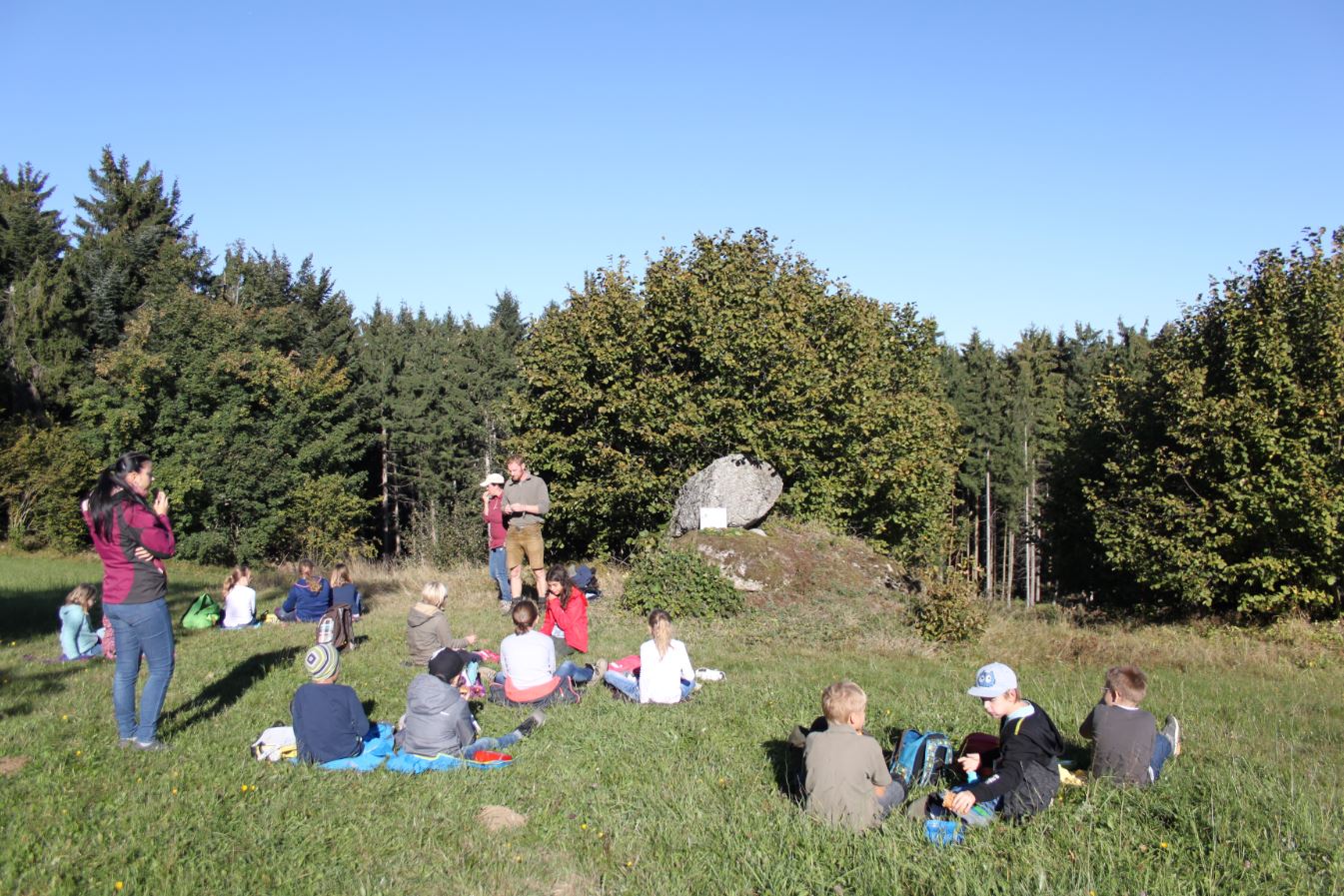 Kinder entdecken die Vorteile von Bichel und Kobel für die Anpassung an den Klimawandel.