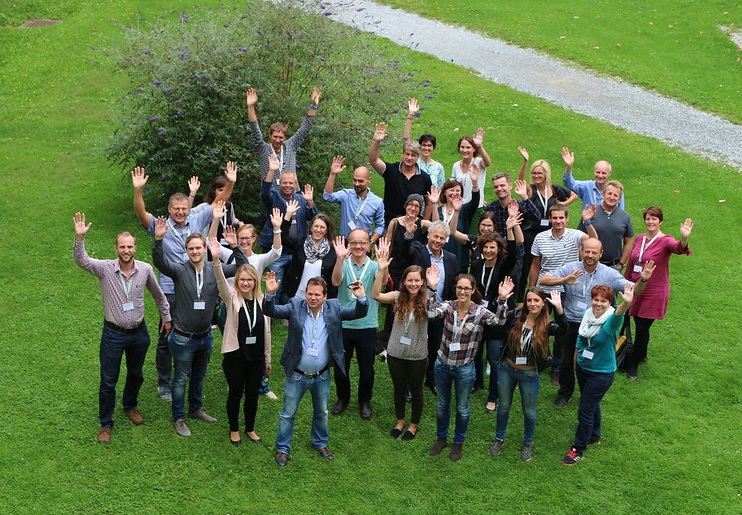 Das KLAR! Netzwerk wird bei regelmäßigen Austauschtreffen gestärkt. Gruppenfoto KLAR! ManagerInnen