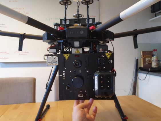 Abbildung 2: Klappbare Halterung für RGB-Kamera sowie Multispektral- und Thermalsensor an der Drohne DJI M600pro