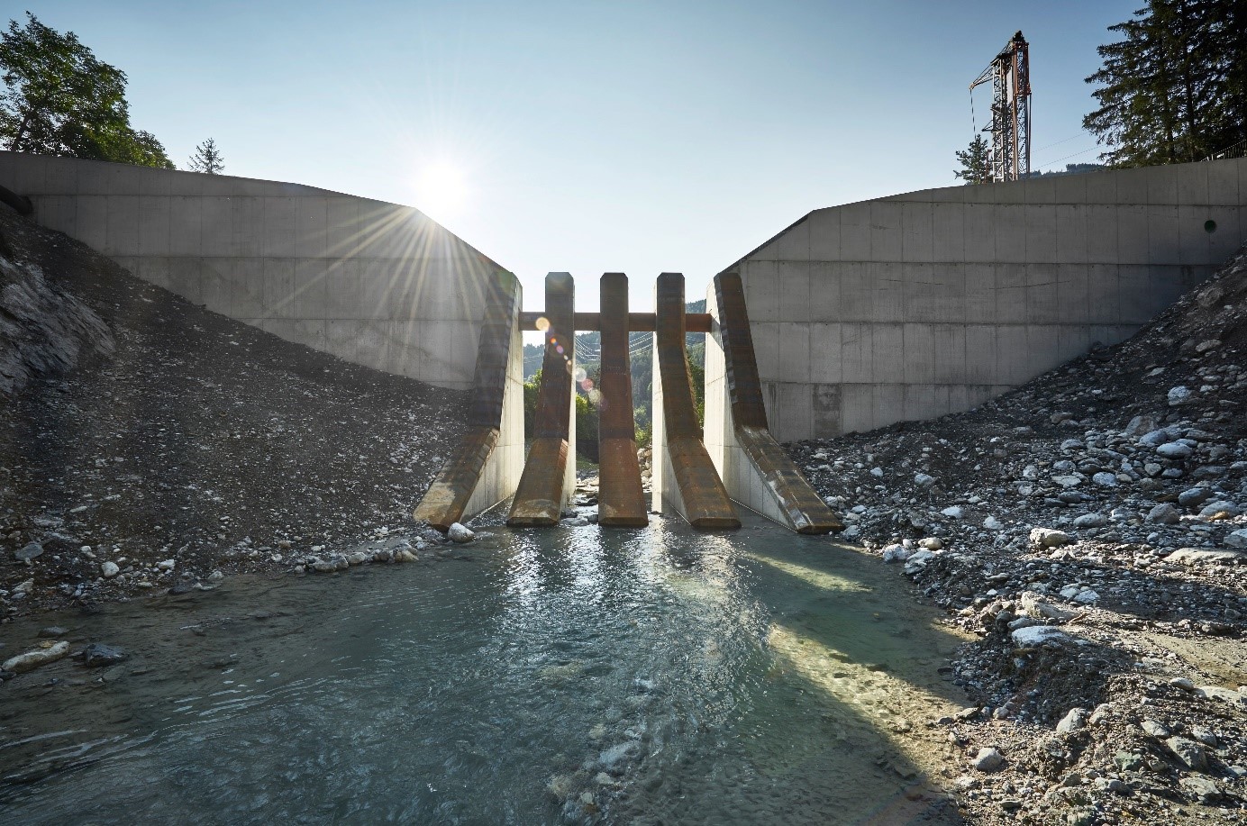 Das Bild zeigt eine Wildbachverbauung aus Beton..